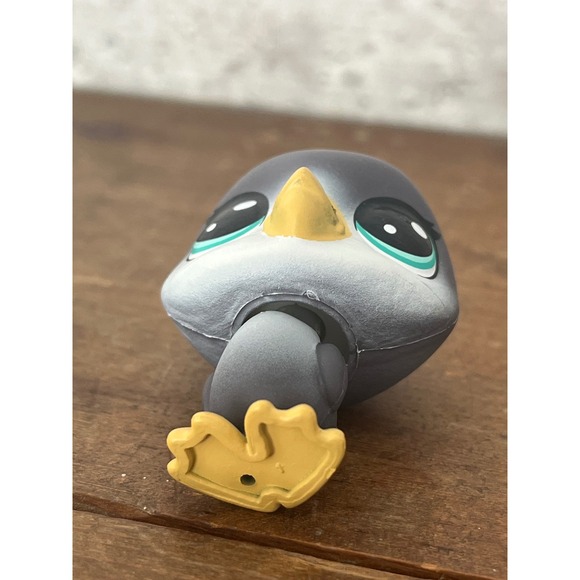 Littlest Pet Shop LPS #1-79 Soakin' it Up Penguin Dina Webfoot - Picture 5 of 5